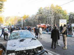 Vehículos dañados tras explosiones en una ceremonia conmemorativa junto a la tumba del general iraní Qasem Soleimani. EFE