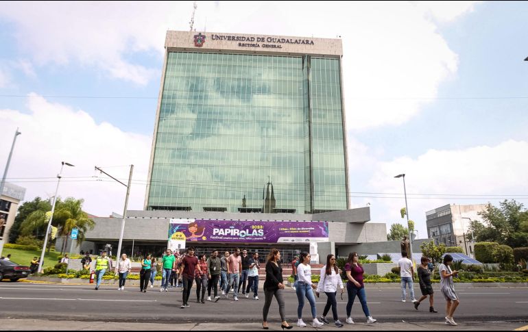 Año con año, miles de estudiantes hacen trámites para la UdeG. EL INFORMADOR/ ARCHIVO