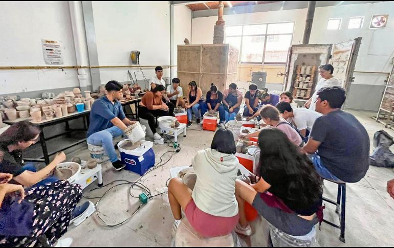 Alumnos del Bachillerato Tecnológico en Cerámica trabajando en su aula de estudio. ESPECIAL