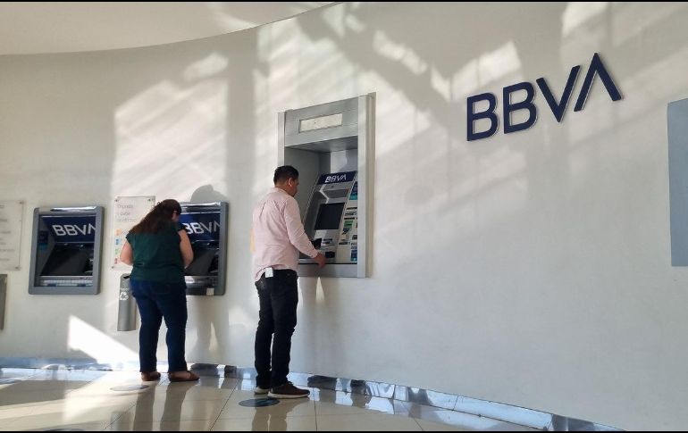 Ambos bancos cuentan con una herramienta para hacer retiro de efectivo sin necesidad de llevar tu tarjeta contigo- EL INFORMADOR/ARCHIVO