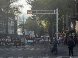 La protesta provocó el cierre por varios minutos de la avenida Juárez. ESPECIAL