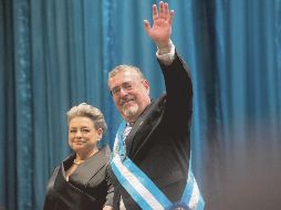 Bernardo Arévalo de León, acompañado por su esposa, Lucrecia Peinado, saluda como presidente. ESPECIAL
