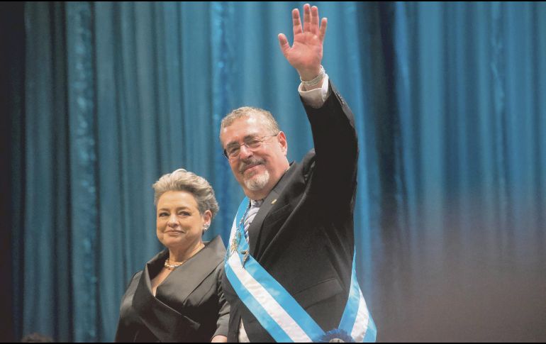Bernardo Arévalo de León, acompañado por su esposa, Lucrecia Peinado, saluda como presidente. ESPECIAL