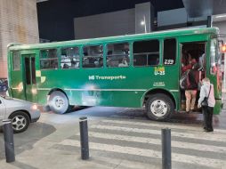 Sobre avenida Ávila Camacho, un autobús se detiene sobre la línea peatonal para que aborden los pasajeros, causando una situación riesgosa y obstruyendo la circulación de otros carriles. EL INFORMADOR/J. Díaz