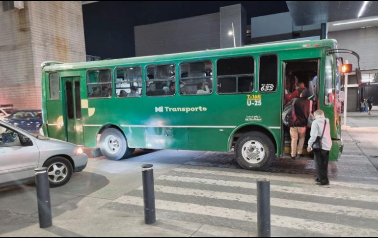 Sobre avenida Ávila Camacho, un autobús se detiene sobre la línea peatonal para que aborden los pasajeros, causando una situación riesgosa y obstruyendo la circulación de otros carriles. EL INFORMADOR/J. Díaz
