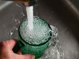 Es importante limpiar, desinfectar y hacer mantenimiento a todos los dispositivos que usen agua. UNSPLASH / A. Siimon