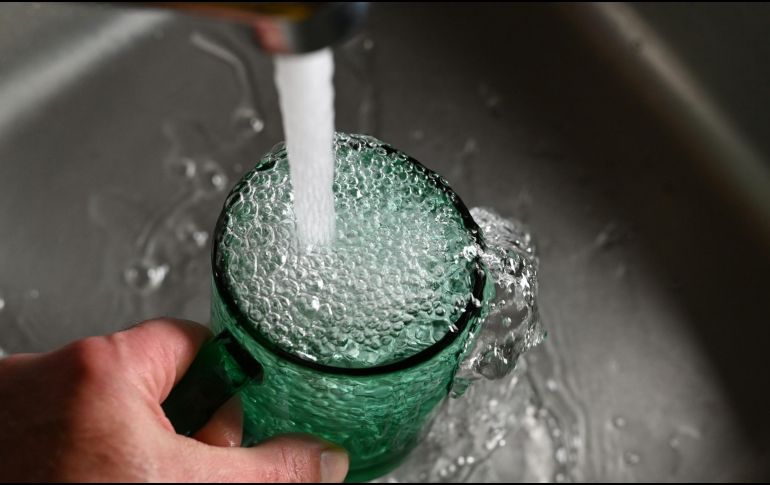 Es importante limpiar, desinfectar y hacer mantenimiento a todos los dispositivos que usen agua. UNSPLASH / A. Siimon