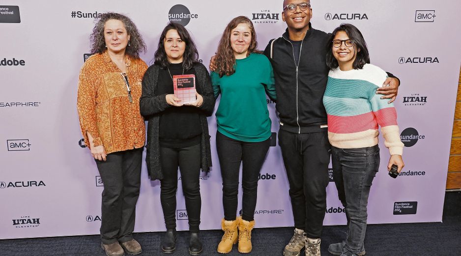 De izquierda a derecha, una invitada, la directora Astrid Rondero, la guionista Fernanda Valadez, Jewerl Ross y Diana Arcega sostienen el Gran Premio del Jurado de Cine Mundial por la película “Sujo”.  AFP