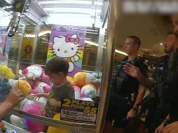 En el video publicado por la policía, se observa al niño tranquilo dentro del cubículo de cristal mientras los oficiales planifican su rescate. EFE / Policía de Australia