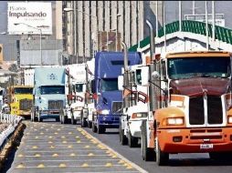 Tras llegar a un acuerdo los transportistas levantaron el plantón que tenían ayer en el kilómetro 40 de la carretera Guadalajara-Colima. SUN/ Archivo