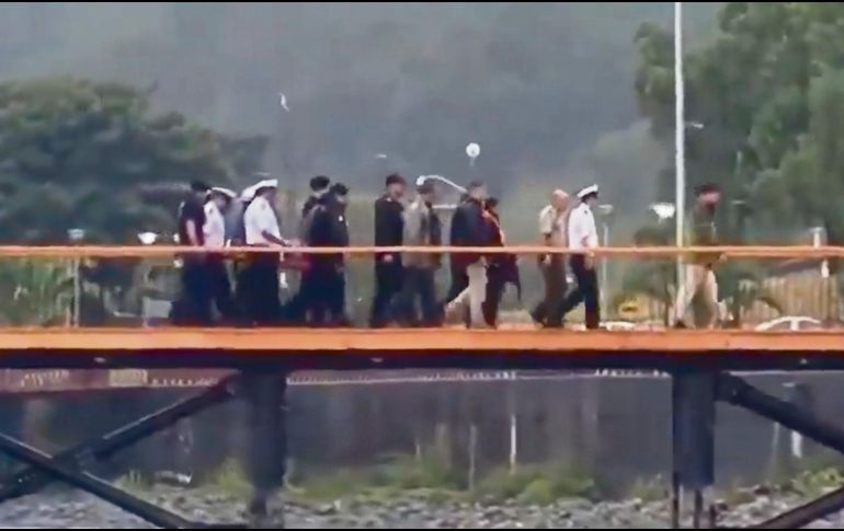 La Armada de Chile sosteniendo el cuerpo del ex mandatario mientras recorren el fuelle del Lago  Ranco tras su rescate del agua (fotografía tomada de un vídeo). ESPECIAL