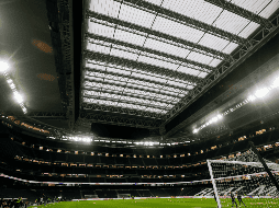 Fotografía del estadio Santiago Bernabéu, con el techo retráctil desplegado. EFE / ARCHIVO
