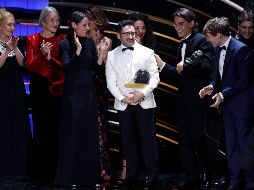 El equipo, los actores y el director (al centro) de la cinta “La sociedad de la nieve” aplauden tras ser reconocidos por la Mejor película. EFE/C. Moya