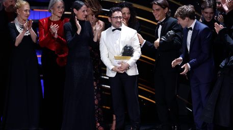 El equipo, los actores y el director (al centro) de la cinta “La sociedad de la nieve” aplauden tras ser reconocidos por la Mejor película. EFE/C. Moya