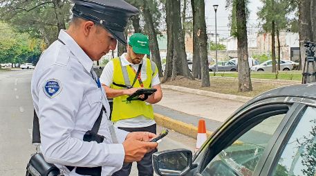 Los oficiales del “Escuadrón Verde” levantan multas a los conductores que no cumplen con la norma. EL INFORMADOR/ Archivo