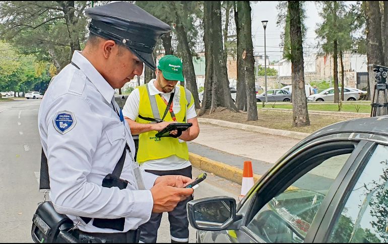 Los oficiales del “Escuadrón Verde” levantan multas a los conductores que no cumplen con la norma. EL INFORMADOR/ Archivo