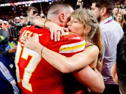 El jugador de los Kansas City Chiefs, Travis Kelce abraza a su novia, la cantante Taylor Swift tras la victoria de su equipo ante los San Fransisco 49ers durante la Super Bowl. EFE/ J. Mabanglo.