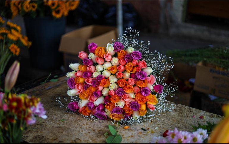 Cuando se obsequian flores se transmite un mensaje que en ocasiones es difícil decir con palabras. EL INFORMADOR/Arturo Navarro.
