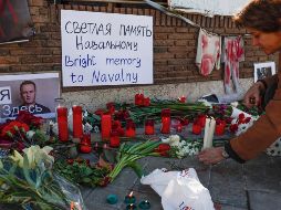 En distintas ciudades de Rusia y sus embajadas en el mundo se colocaron ofrendas en honor a Alexéi Navalni. EFE/S. Pérez