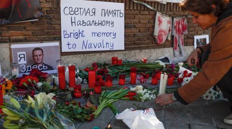 En distintas ciudades de Rusia y sus embajadas en el mundo se colocaron ofrendas en honor a Alexéi Navalni. EFE/S. Pérez
