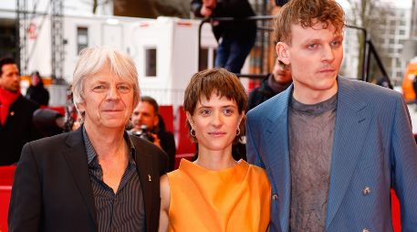 El director Andreas Dresen, junto a la actriz Liv Lisa Fries y el actor Johannes Hegemann. EFE/H. Hanschke