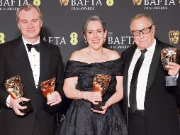 Christopher Nolan, Emma Thomas y Charles Roven después de ganar los premios al mejor director y a la mejor película por “Oppenheimer”. EFE