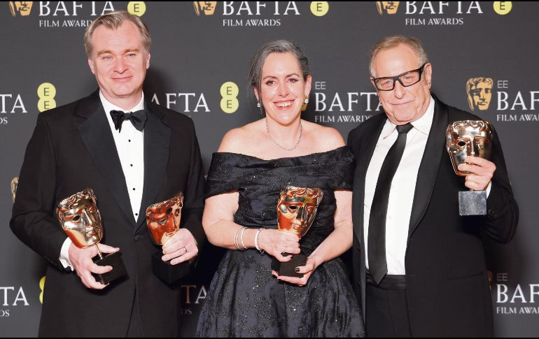 Christopher Nolan, Emma Thomas y Charles Roven después de ganar los premios al mejor director y a la mejor película por “Oppenheimer”. EFE