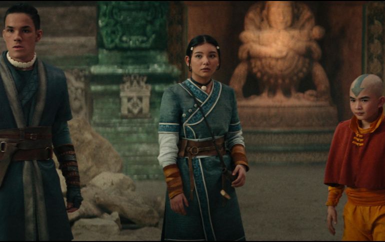 Aang un chico de 12 años y sus amigos deben usar sus poderes para salvar al mundo del Señor del Fuego. X/ @NetflixES