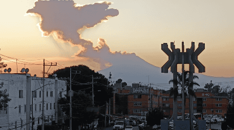 Imagen del volcán Popocatépetl, que emitió una enorme fumarola la tarde el 20 de febrero. SUN / O. Contreras