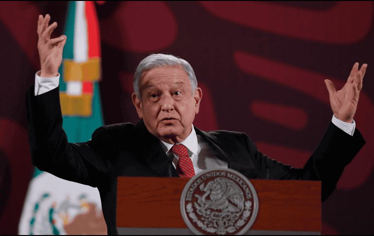 López Obrador exhibió una carta de la corresponsal del diario en México, que incluye su número telefónico y un cuestionario sobre la investigación de los supuestos sobornos del Cártel de Sinaloa y del Cártel de los Zetas. EFE / M. Guzmán