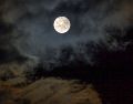 La luna llena o plenilunio se debe a la alineación que hay entre el Sol y la Luna, su ángulo de elongación es de 80° y la iluminación es del 100 %.SUN/archivo