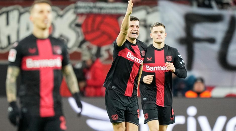 Granit Xhaka del Bayer Leverkusen celebra tras anotar el primer gol de su equipo en el encuentro ante el Mainz. AP/M. Meissner AP