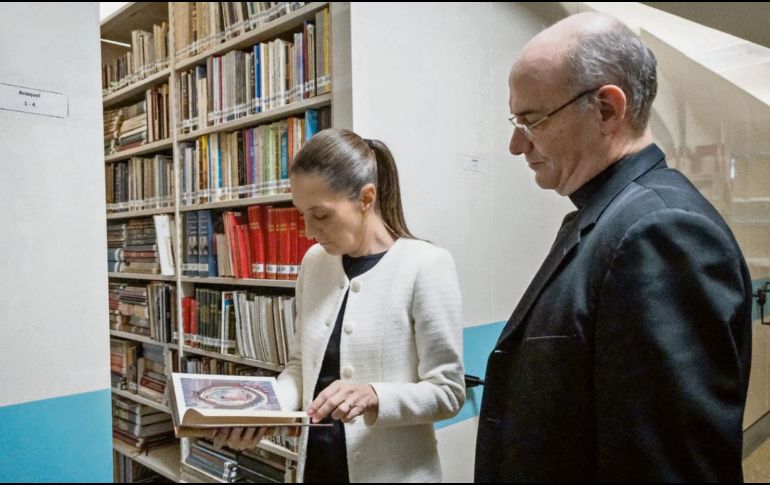 Claudia Sheinbaum en compañía del rector de la Basílica de Guadalupe, Efraín Hernández Díaz, en la biblioteca “Lorenzo Boturini”. ESPECIAL