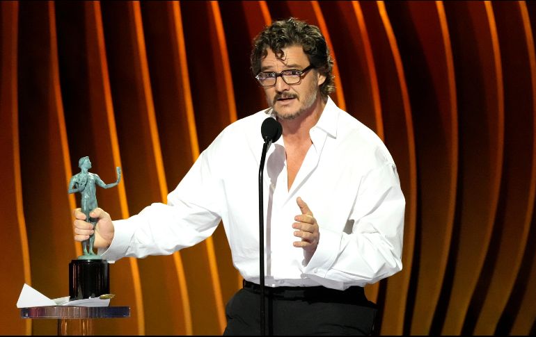 Pedro Pascal recibe el premio a mejor actor en una serie de drama por 