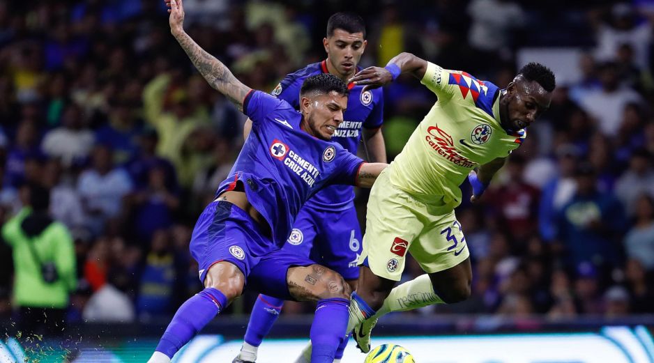 Durante el partido, la defensa del Cruz Azul sólo le vio el número a Julián Quiñonez. EFE/S. Gutiérrez