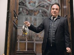Gianni Crea, guardián de las llaves de los Museos Vaticanos, sostiene uno de los mástiles de llaves en la entrada de la Capilla Sixtina. AFP/T. Fabi