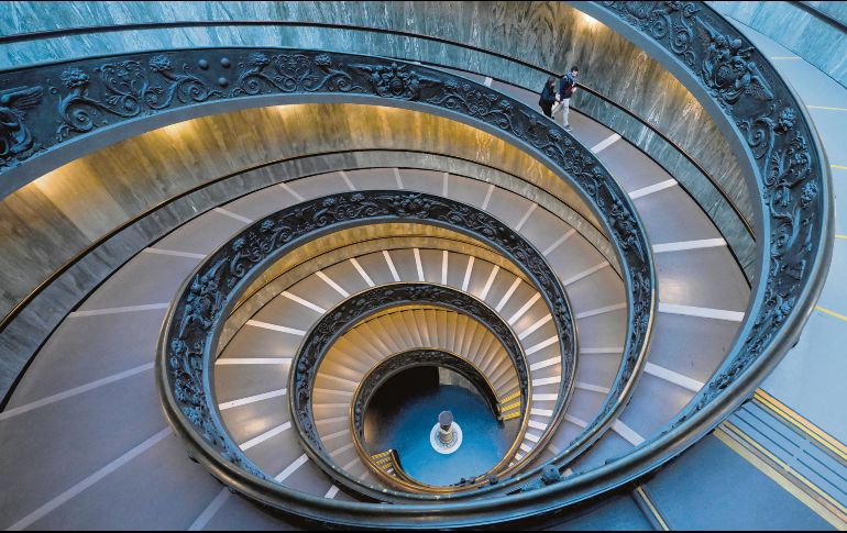 La imagen muestra la escalera de Bramante en los Museos Vaticanos. AFP/T. Fabi