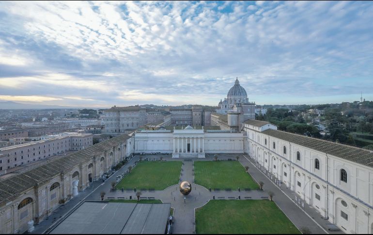 Una fotografía tomada desde la terraza del Nicho de los Museos Vaticanos muestra el jardín de los museos y la basílica de San Pedro al fondo. AFP/T. Fabi