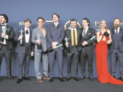 (De izquierda a derecha) Benny Safdie, Cillian Murphy, Robert Downey Jr., Josh Hartnett, Alden Ehrenreich, Casey Affleck, Emily Blunt y Kenneth Branagh, ganadores del premio al  Mejor Elenco en la película “Oppenheimer”. AFP/F. Harrison