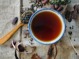 Según la Biblioteca Digital de la Medicina Tradicional Mexicana, el té de romero se consume tradicionalmente para aliviar malestares digestivos. UNSPLASH / D. Jemmett
