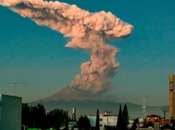 Volcán Popocatépetl emite una fumarola. AFP / ARCHIVO