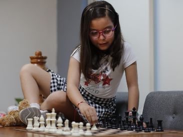 Alondra planea estudiar arquitectura y hacer carrera en el ajedrez. EFE/F. Guasco