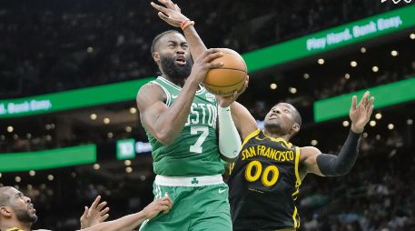 Jaylen Brown (#7) lideró la tormenta anotadora de los Celtics. AP