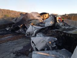 Debido al choque de los vehículos pesados, se registró un incendio lo que provocó el cierre total de ambos carriles de la vialidad. ESPECIAL / UEPCBJ