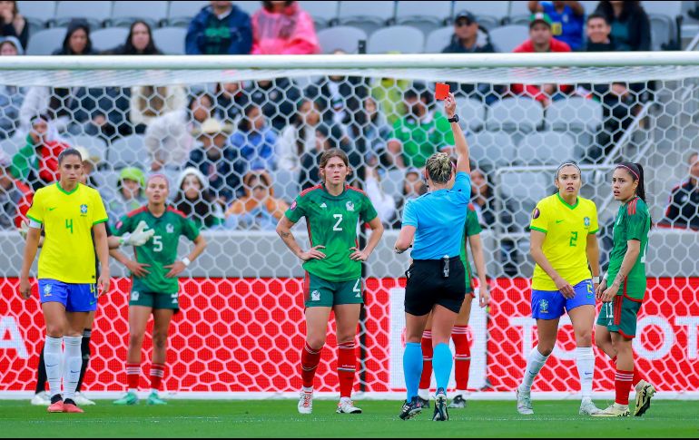 Con una polémica expulsión a Nicolette Hernández, la Selección Mexicana se vio condicionada en el partido por el pase a la final de la Copa Oro W 2024. IMAGO7.
