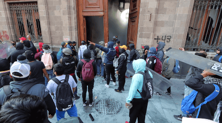 López Obrador pidió que no se abriera una investigación al respecto, luego de que ayer normalistas tumbaran la puerta de Palacio Nacional para entrar. EFE / M. Hartz