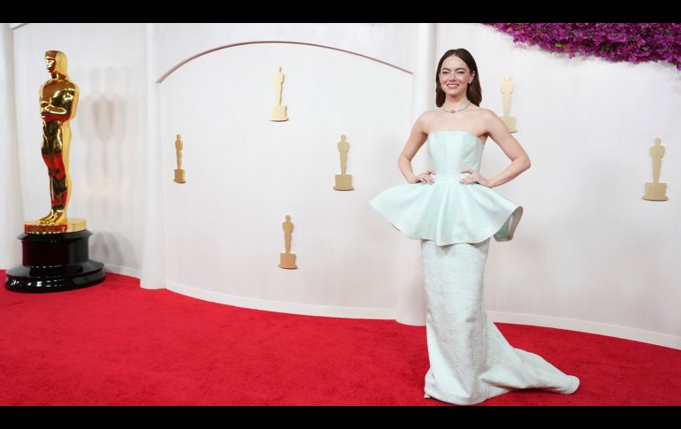 Emma Stone en la alfombra roja de los Premios Oscar 2024. AP/ Jordan Strauss