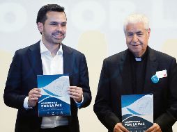 Álvarez Máynez y el obispo Cabrera López durante el evento organizado por el Episcopado Mexicano. EFE/S. Gutiérrez
