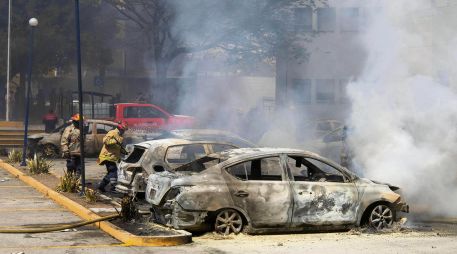 Las protestas por el asesinato de Yanqui Khotan Gómez han dejado autos y edificios incendiados. EL UNIVERSAL