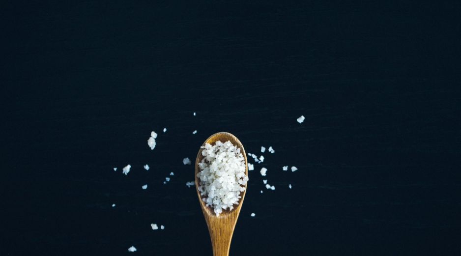 En México, algunas personas llegan a consumir hasta 11 gramos de sal al día; es decir, más del doble de la recomendación de cinco gramos. UNSPLASH / J. Tuinstra
